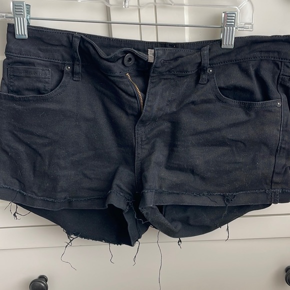 Bullhead Women’s Black Denim Cuffed Low Rise Shorts - Size 9 - Picture 1 of 7